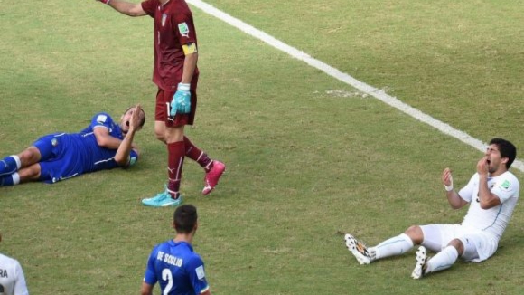 Luis Suarez banido do futebol por 4 meses, nove jogos suspenso