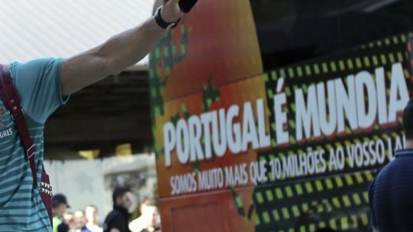 Selecção portuguesa saudada por algumas dezenas de adeptos na chegada a Lisboa