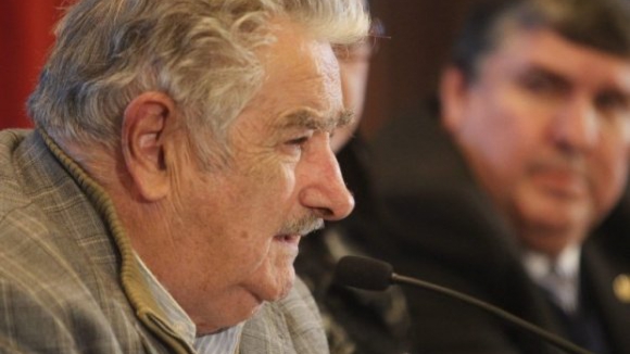 Presidente do Uruguai insulta FIFA devido ao caso Suarez