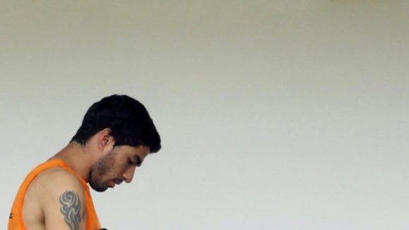 Luis Suarez assume a "dentada" e diz-se "profundamente arrependido" pela mordidela em adversário