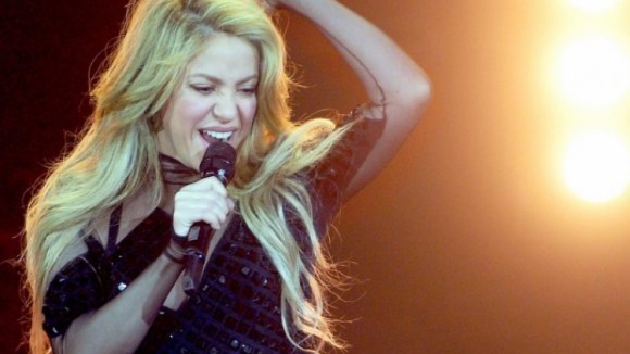 Shakira, Santana e ritmistas de escola de samba confirmados no encerramento
