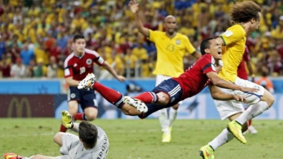 Brasil vence Colômbia por 2-1 e defronta Alemanha nas "meias"
