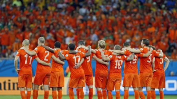 Holanda vence Costa Rica nos penáltis e garante meias-finais