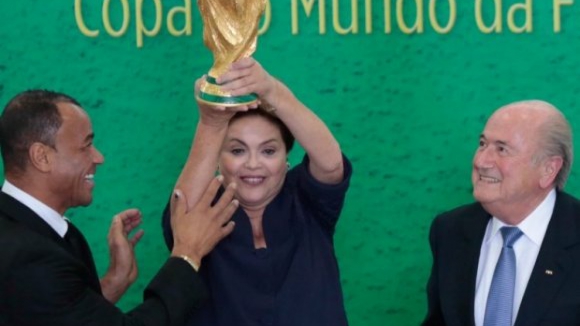 Presidente brasileira homenageia Neymar e confirma entrega da Taça