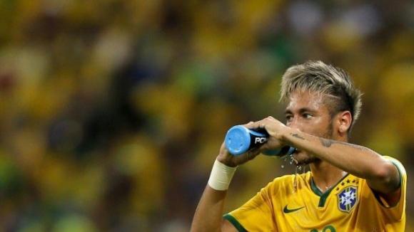 Neymar visita seleção brasileira