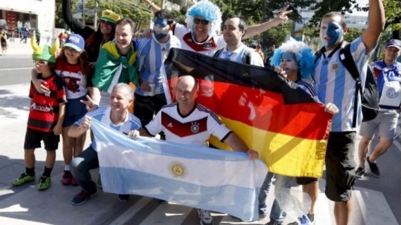 Brasileiros esquecem rivalidade e saem às ruas para ver festa argentina