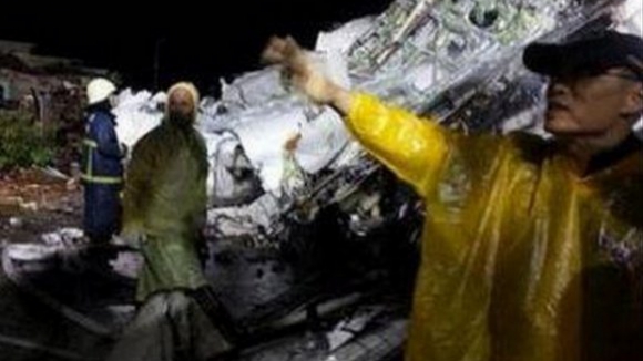 Queda de avião em Taiwan faz pelo menos 47 mortos