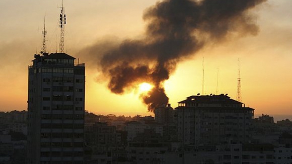 Mais de 900 palestinianos mortos desde início da ofensiva israelita em Gaza