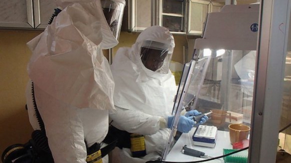Cinco erros em cadeia podem ter permitido contágio pelo Ébola de auxiliar de enfermagem em Espanha