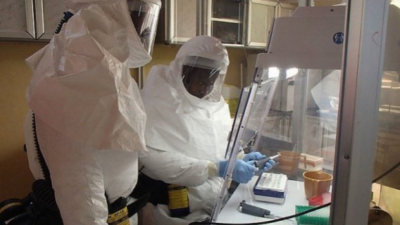 Estado de saúde de auxiliar de enfermagem espanhola infectada com Ébola piorou durante a noite