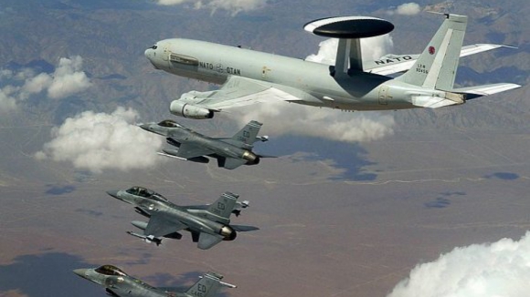 Os russos andam mesmo por aí: Força Aérea volta a interceptar dois aviões militares russos em espaço aéreo sob jurisdição portuguesa