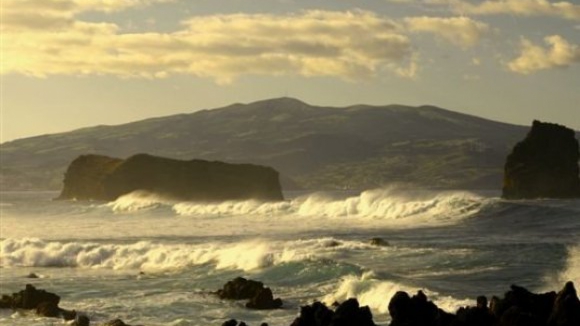 Costa portuguesa sob aviso amarelo devido à ondulação