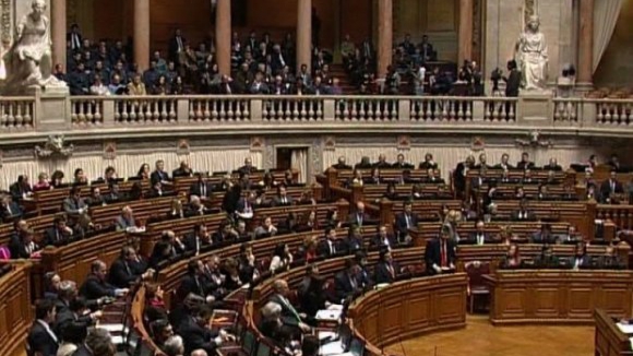 PSD e PS aprovam fim da suspensão de subvenções vitalícias a antigos políticos