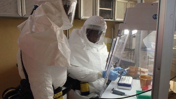 Ébola: Primeira vacina promissora, segundo resultados preliminares de ensaio