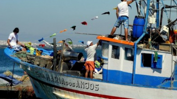 Autoridades tentam retirar de praia de Sintra rede que admitem ser de barco naufragado