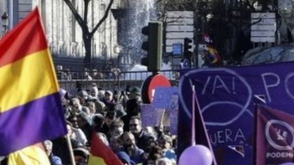 Milhares enchem praça de Madrid, a menos de uma hora da marcha do Podemos