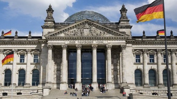 Parlamento alemão aprova extensão do programa de assistência financeira à Grécia
