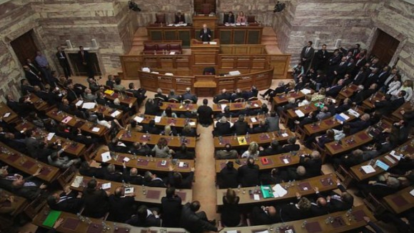 Primeira lei do Governo grego visa combate à crise humanitária da pobreza