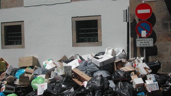 DECO diz que portugueses põem no lixo comida fora do prazo que ainda podia ser consumida