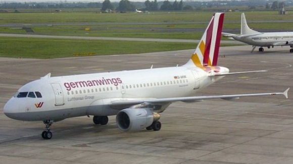 Piloto da Germanwings ficou sozinho no 'cockpit' antes do acidente