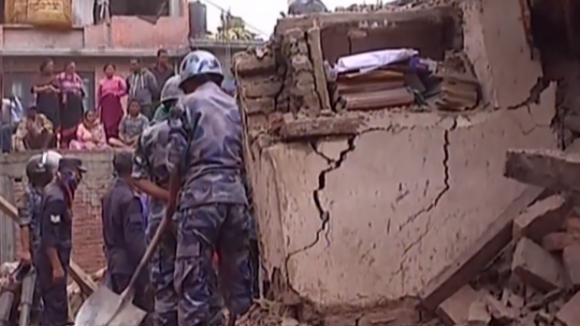 Nepalês resgatado após permanecer mais de 80 horas debaixo de escombros