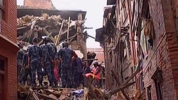 Mulher retirada viva de escombros cinco dias após sismo no Nepal