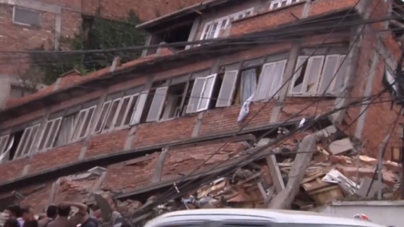Nepal afasta possibilidade de mais sobreviventes. 6.621 mortos confirmados