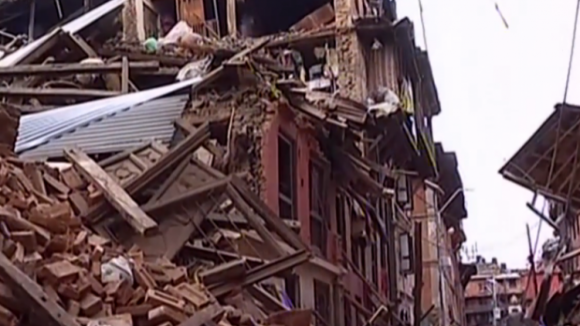 Homem de 101 anos resgatado dos escombros uma semana após o sismo no Nepal