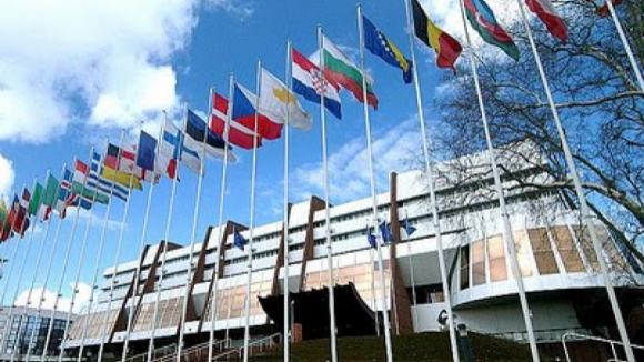 Comissão Europeia afirma que Portugal tem que baixar défice com ou sem medidas adicionais