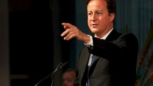 David Cameron encontra-se com a rainha às 12:30 para oficializar a sua reeleição