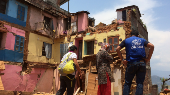 Sismo de magnitude 7,4 voltou a abalar o Nepal esta terça-feira