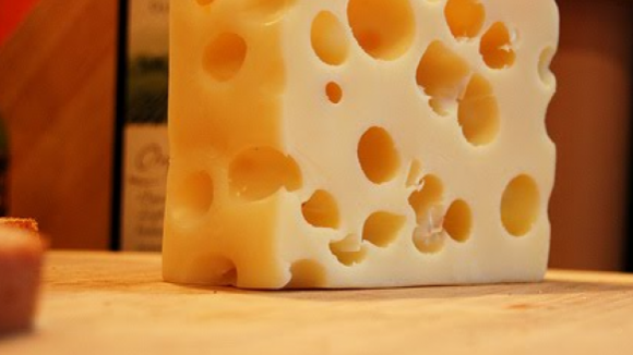Suíça desvendou finalmente o mistério dos buracos nos queijos