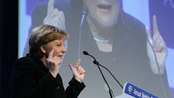 Merkel diz que reunião do Eurogrupo no sábado é "decisiva" para alcançar um acordo sobre a dívida grega