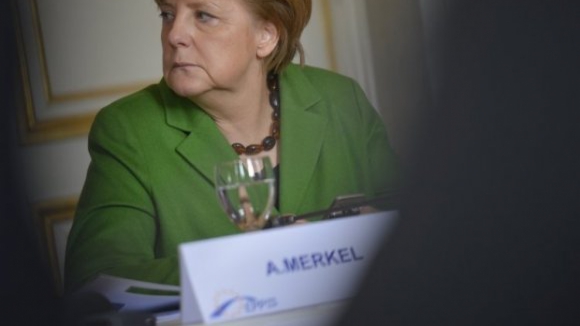 Merkel avisa que não se pode "começar a negociar" antes do referendo
