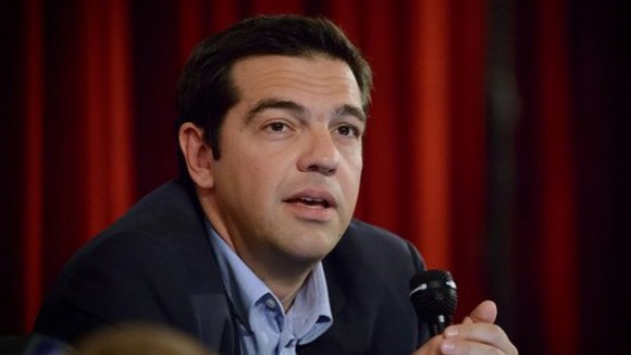 Tsipras, entre vaias, promete propostas aos credores em dois ou três dias
