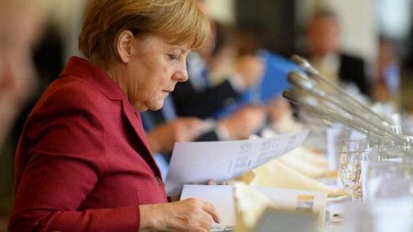 Para Merkel, ou há resgate ou é o caos