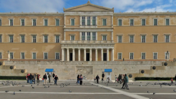 Governo grego suaviza restrições bancárias, gregos já podem viajar com 2.000 Euro