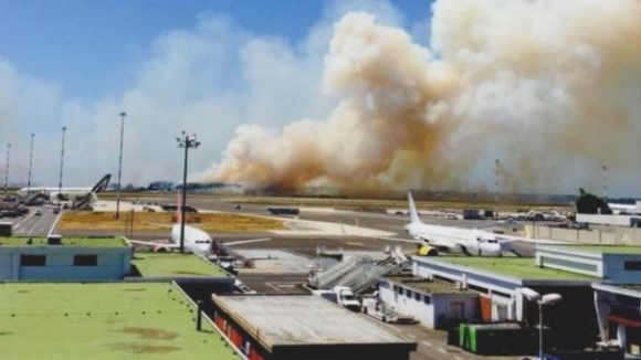Incêndio num pinhal perto ao aeroporto de Roma deixa aviões no chão