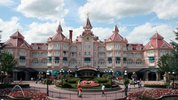 Disneyland está a ser investigada por cobrar a mais a estrangeiros