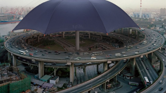 Empresa chinesa fabrica o maior guarda-chuva do mundo
