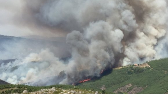 Cinco fogos activos em Portugal