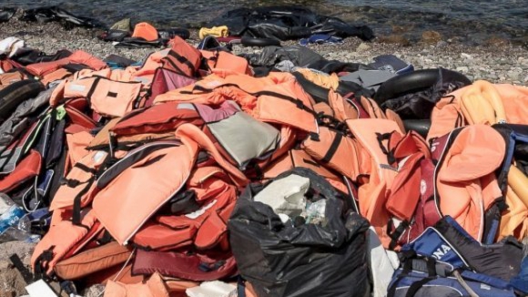 13 mortos em naufrágio de barco com destino à Grécia