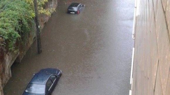 Três veículos submersos em Braga devido às fortes chuvas