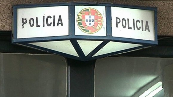 Mulher detida por violência doméstica e ameças dentro da esquadra de Vila Real