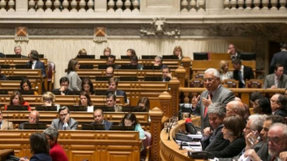 Parlamento aprova reposição faseada em 2016 da totalidade dos cortes salariais no sector público