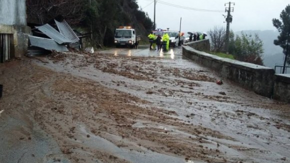 Deslizamento de terras corta estrada e desaloja um homem em Vila Real