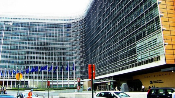 Bruxelas avisa Portugal que precisa de "medidas adicionais"