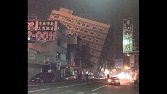 Forte sismo atinge o sul de Taiwan. Quatro edifícios ruiram