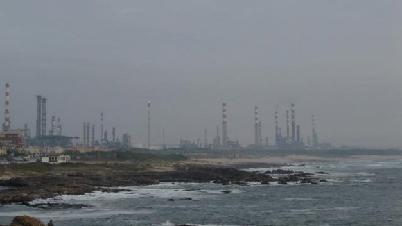 Conduta de refinaria de Matosinhos gera queixas de "forte cheiro a gás" até à Maia