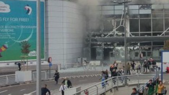 Kalashnikov e cinto de explosivos encontrado no aeroporto de Bruxelas